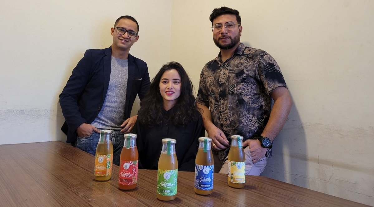 भमिसा फुड्स एन्ड बेभरेजका सञ्चालकहरू, बायाँबाट क्रमशः अमीत क्षेत्री, दिव्या महर्जन र सञ्जय श्रेष्ठ। साथमा भमिसा फुड्सको उत्पादन 'एका कम्बुचा'।